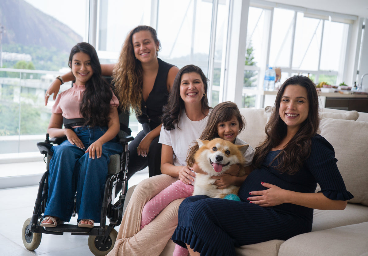 A família reunida na sala, com a tia Tânia