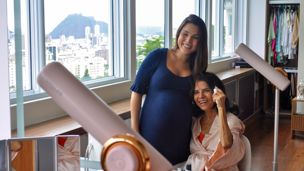 Marcella e a tia Tânia em casa, com o Stellar apoiado no pedestal