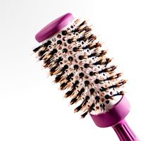 Escova Plumé Ultraleve em detalhe, cerdas para brilho e controle do frizz