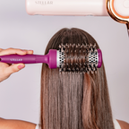 Mulher escovando o cabelo liso e com brilho usando a Escova Plumé Ultraleve
